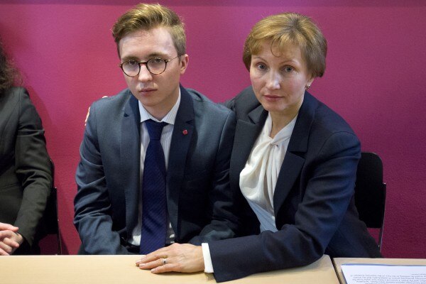 अपनी पत्नी और बेटे के साथ रूस को अलविदा कह दिया. Britain Russia Politics Spy Inquest Court
