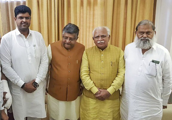 हरियाणा के गृह मंत्री अनिल विज (सबसे दाएं), सीएम खट्टर और रविशंकर प्रसाद (बीच में) और दुष्यंत चौटाला (बाएं). (फाइल फोटो- पीटीआई) Bjp Jjp To Form New Govt