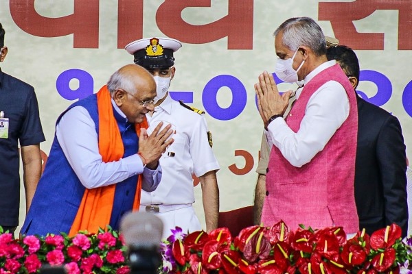 गवर्नर आचार्य देवव्रत के साथ सीएम भूपेंद्र पटेल. (तस्वीर- पीटीआई) Gujarat Cabinet Swearing In