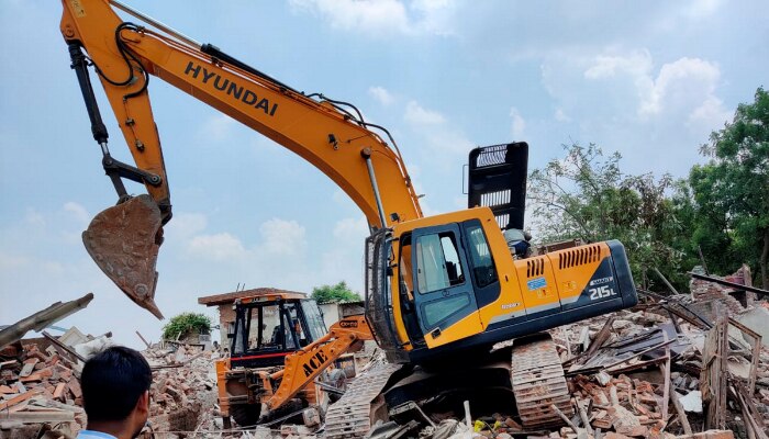 नॉन एक्सप्लोसिव मेथड से गिराई जाती एक इमारत. (फोटो- PTI) Buldozer