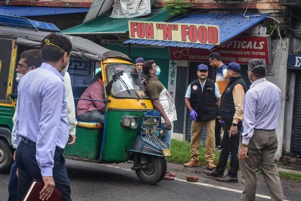 हादसे को रीक्रिएट करने की कोशिश करती सीबीआई की टीम. (तस्वीर- पीटीआई) Additional District Judge Uttam Anand's Alleged Murder Case