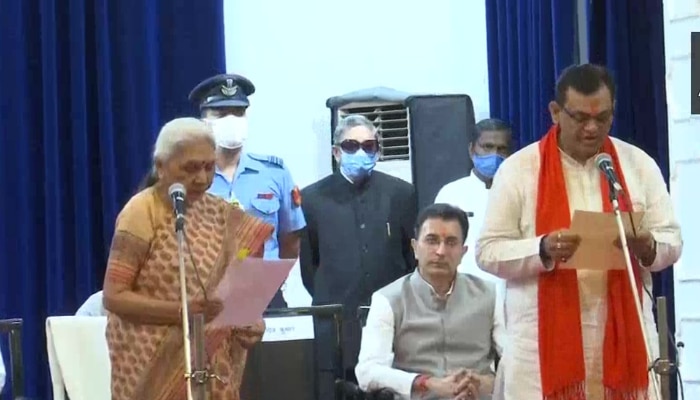 दिनेश खटिक को शपथ दिलातीं राज्यपाल आनंदीबेन पटेल. (फोटो- ANI) Dinesh Khatik