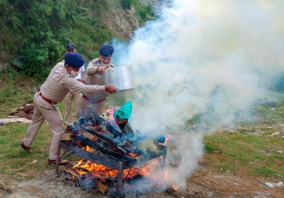 पुलिस द्वारा अवैध ड्रग्स जलाए जाने की एक तस्वीर. (फाइल फोटो- पीटीआई) Drugs Destruction, Kullu