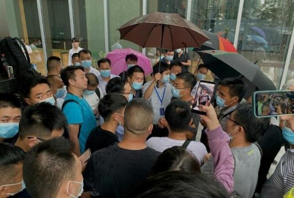 Eevergrande को लेकर लोगों के विरोध की एक तस्वीर Eevergrande Prtest