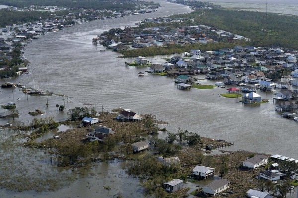 तूफान के बाद आई बाढ़ में अमेरिका के एक इलाके लेफिते का हाल. (तस्वीर- एपी) Hurricane Ida,