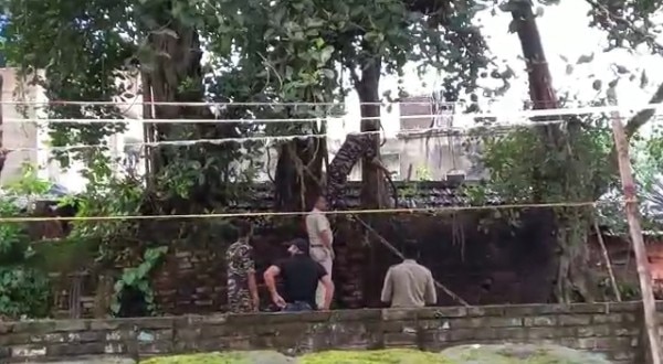 धमाकों के बाद मजदूर भवन के पीछे जांच करती सीआईडी की टीम. (तस्वीर- दीपक देवनाथ-आजतक) Img 20210914 11473140