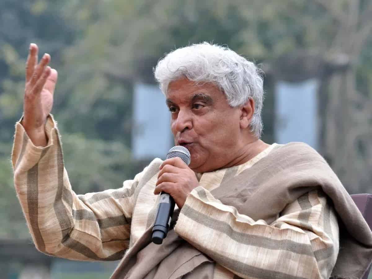 एक इवेंट के दौरान जनता को संबोधित करते जावेद अख्तर. एक इवेंट के दौरान जनता को संबोधित करते जावेद अख्तर.
