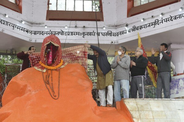 श्रीनगर के एक मंदिर प्रार्थना करते कश्मीर पंडित. (फाइल फोटो- पीटीआई) Kashmiri Pandits Celebrate Navreh