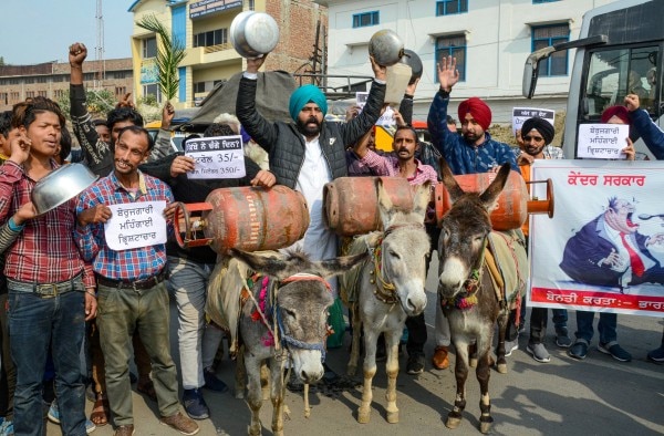 Lpg Price Hike को लेकर विपक्ष कई बार प्रदर्शन कर चुका है. (सांकेतिक फोटो-PTI) Protest Against Lpg Price Hike In Amritsar