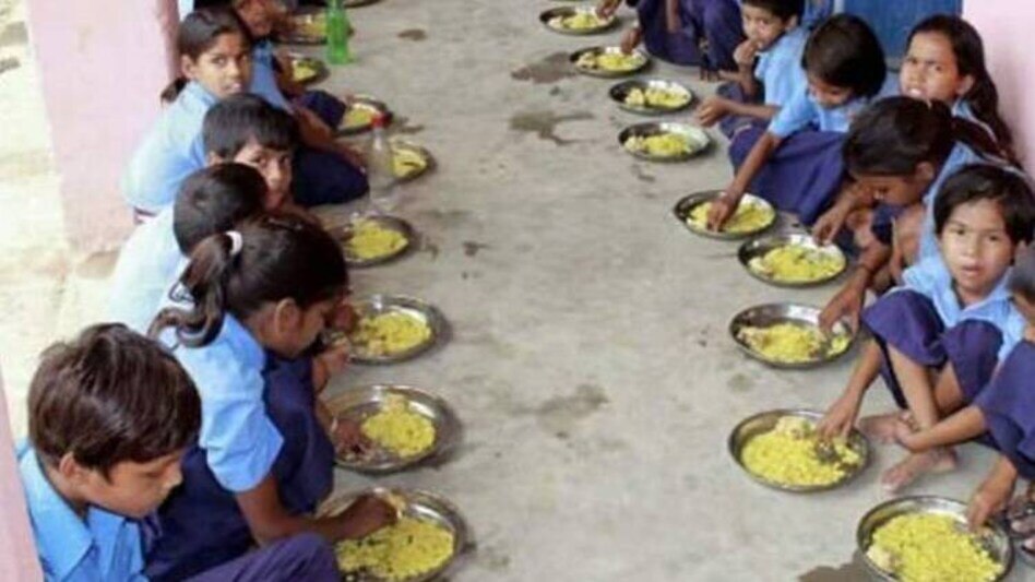 स्कूल में मिड-डे मील खाते स्टूडेंट्स. प्रतीकात्मक तस्वीर Mid Day Meal 1563207746 749x421