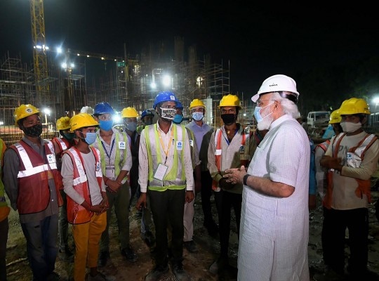कन्स्ट्रक्शन साइट पर काम कर रहे लोगों के साथ पीएम मोदी. (तस्वीर- पीटीआई) Pm Modi Inspects Central Vista Project