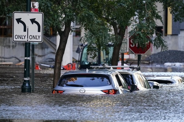 फिलेडेल्फिया में भारी बारिश में लगभग डूबे गए वाहन. (तस्वीर- एपी) Flood In Philadelphia