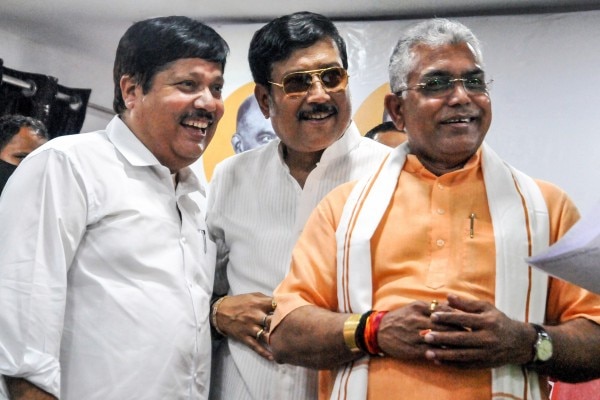 बंगाल बीजेपी नेताओं के साथ अर्जुन सिंह (सबसे बाएं). (तस्वीर- पीटीआई) Bjp Joining Event In Kolkata