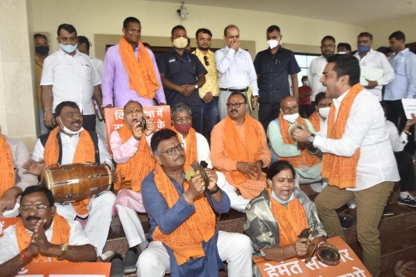 झारखंड विधानसभा में नमाज के लिए अलग से कमरा दिए जाने का विरोध करते बीजेपी के विधायक. (तस्वीर- पीटीआई) Bjp Mlas Protest In Ranchi
