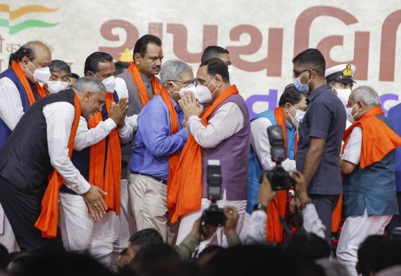 शपथ समारोह के दौरान पूर्व सीएम विजय रूपानी. (तस्वीर- पीटीआई) Gujarat Cabinet Swearing In