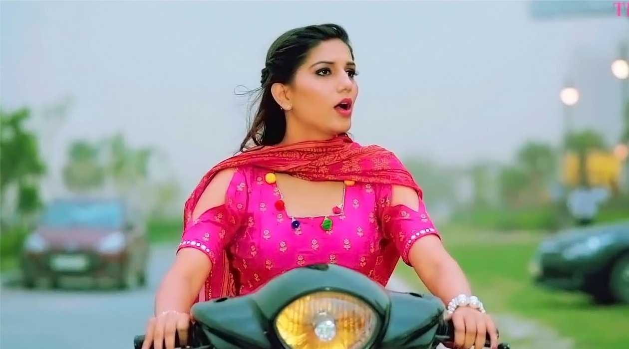 Sapna Chaudhary एक गाने में स्कूटी चलातीं सपना चौधरी.