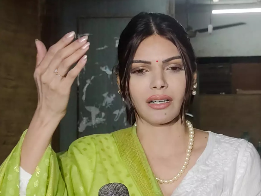 एक मौके पर मीडिया से बात करतीं शर्लिन चोपड़ा. एक मौके पर मीडिया से बात करतीं शर्लिन चोपड़ा.
