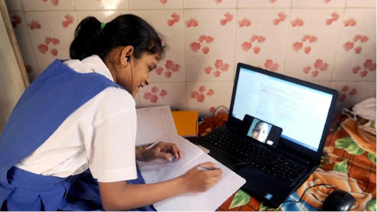 ऑनलाइन क्लास करती एक स्टूडेंट. प्रतीकात्मक तस्वीर (फ़ोटो- आजतक) Students 31 3 Sixteen Nine