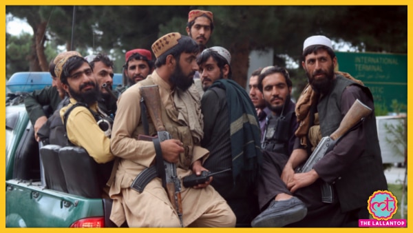 काबुल एयरपोर्ट के बाहर खड़े तालिबान लड़ाके. फोटो- PTI Taliban (2)