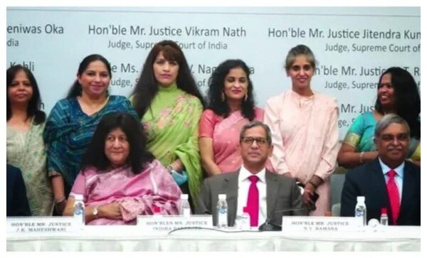 तस्वीर, 'लेडी एडवोकेट्स ऑफ़ सुप्रीम कोर्ट' द्वारा आयोजित सम्मान समारोह की है तस्वीर, 'लेडी एडवोकेट्स ऑफ़ सुप्रीम कोर्ट' द्वारा आयोजित सम्मान समारोह की है