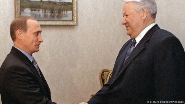 जुलाई 1998 में पुतिन को FSB का डायरेक्टर बना दिया गया. Yeltsin And Putin