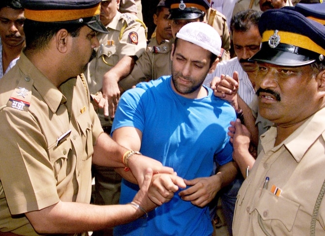 हिट एंड रन केस में अरेस्ट होने के बाद पुलिस के साथ जाते सलमान खान. हिट एंड रन केस में अरेस्ट होने के बाद पुलिस के साथ जाते सलमान खान.