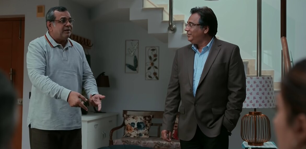 हीरो और हीरोइन को पिताओं का मिलन. फिल्म में ये रोल्स परेश रावल और मनु ऋषि चड्ढा ने किया है. कमाल की बात कि ये दोनों ही असली पिता नहीं हैं. हीरो और हीरोइन को पिताओं का मिलन. फिल्म में ये रोल्स परेश रावल और मनु ऋषि चड्ढा ने किया है. कमाल की बात कि ये दोनों ही असली पिता नहीं हैं.