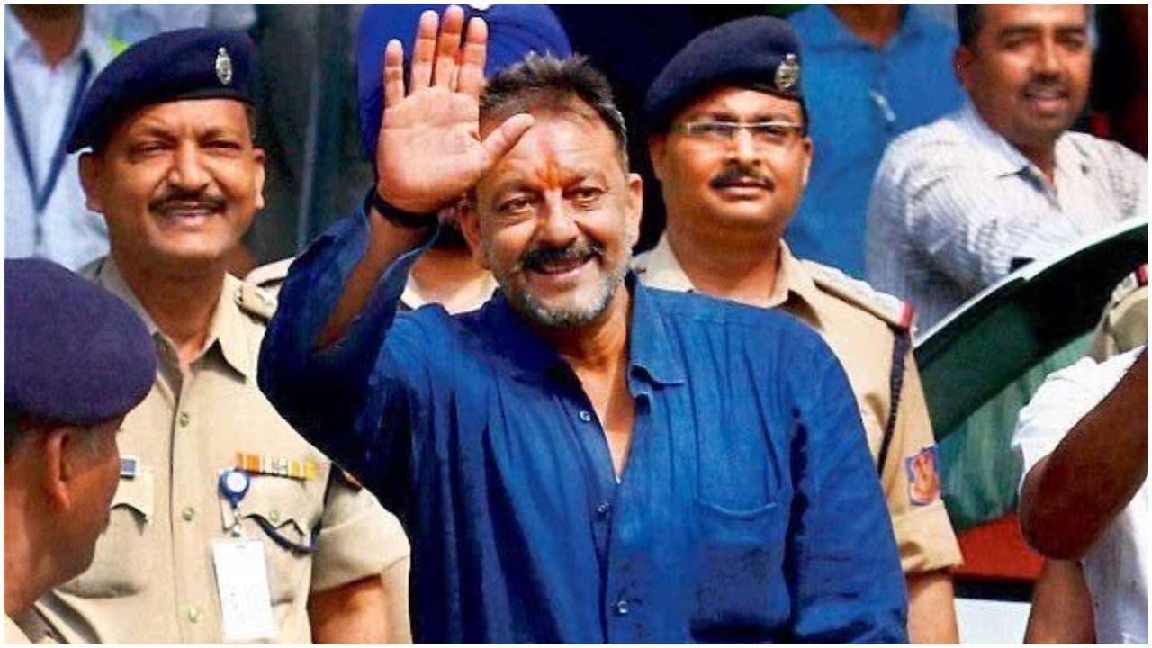 अपनी सज़ा पूरी कर फाइनली जेल से बाहर आने के बाद जनता का अभिवादन स्वीकार करते संजय दत्त. अपनी सज़ा पूरी कर फाइनली जेल से बाहर आने के बाद जनता का अभिवादन स्वीकार करते संजय दत्त.