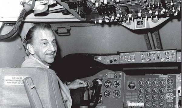 जेआरडी टाटा, कॉकपिट में. (तस्वीर: रतन टाटा, FB अकाउंट) Air India2