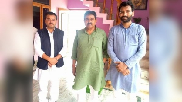 केंद्रीय गृह राज्य मंत्री अजय मिश्र टेनी (बीच में) और आशीष मिश्र (बाएं) के साथ सुमित जायसवाल (दाएं नीले कुर्ते में). (फाइल फोटो/फेसबुक) केंद्रीय गृह राज्य मंत्री अजय मिश्र टेनी (बीच में) और आशीष मिश्र (बाएं) के साथ सुमित जायसवाल (दाएं नीले कुर्ते में). (फाइल फोटो/फेसबुक)