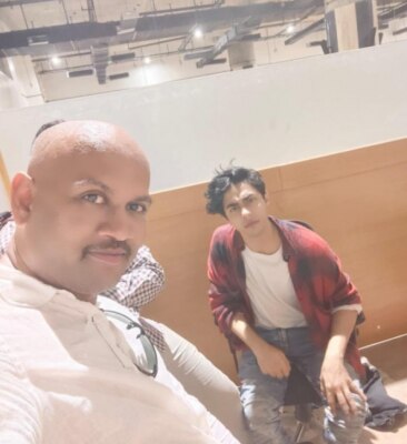 किरण गोसावी की इस तस्वीर के वायरल होने के बाद एनसीबी को कहना पड़ा था कि उसका इस शख्स से कोई लेना-देना नहीं हैं. किरण गोसावी की इस तस्वीर के वायरल होने के बाद एनसीबी को कहना पड़ा था कि उसका इस शख्स से कोई लेना-देना नहीं हैं.