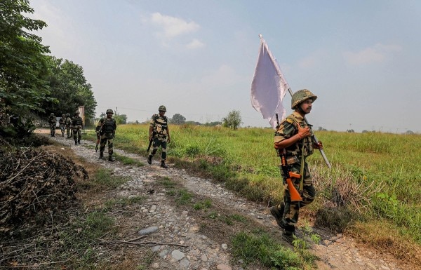 पेट्रोलिंग के दौरान बीएसएफ के जवान. (फाइल फोटो- पीटीआई) Bsf Patrolling In Jammu