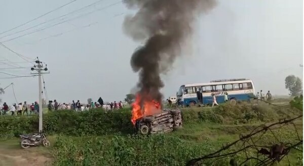 प्रदर्शनकारियों द्वारा गाड़ी में लगाई गई आग. 