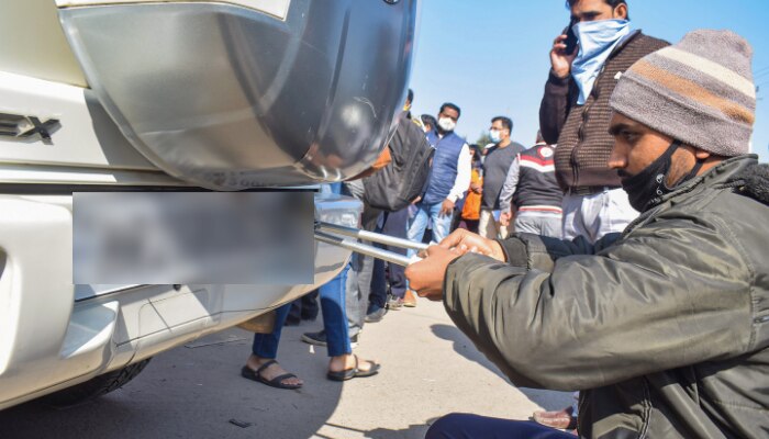 हाई सिक्योरिटी नंबर प्लेट को सभी राज्यों में धीरे-धीरे अनिवार्य करने की योजना है. (फोटो- PTI) Hsrp (1)