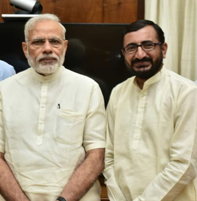 एक इवेंट के दौरान प्रधानमंत्री नरेंद्र मोदी के साथ मनीष भानुशाली. ये वही व्यक्ति हैं, जो अरबाज़ मर्चेंट को NCB के ऑफिस लेकर जाते वीडियो में देखे जा सकते हैं. एक इवेंट के दौरान प्रधानमंत्री नरेंद्र मोदी के साथ मनीष भानुशाली. ये वही व्यक्ति हैं, जो अरबाज़ मर्चेंट को NCB के ऑफिस लेकर जाते वीडियो में देखे जा सकते हैं.