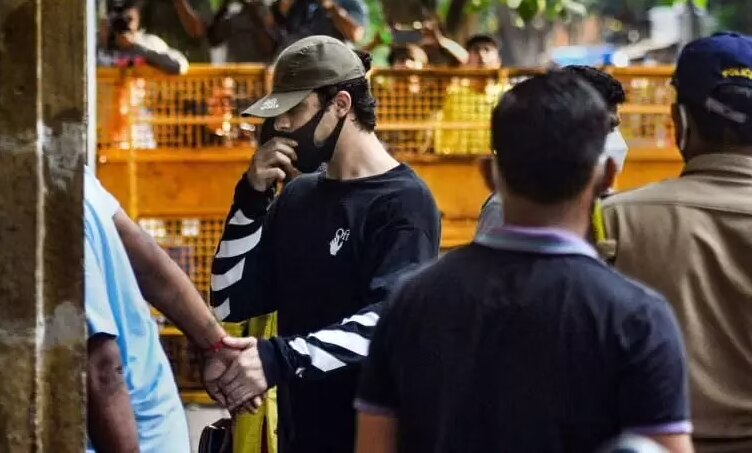 गिरफ्तारी के बाद आर्यन. गिरफ्तारी के बाद आर्यन.