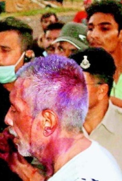 'आश्रम 3' के सेट पर हुई तोड़फोड़ के बाद डायरेक्टर प्रकाश झा के ऊपर स्याही पोत दी गई. 'आश्रम 3' के सेट पर हुई तोड़फोड़ के बाद डायरेक्टर प्रकाश झा के ऊपर स्याही पोत दी गई.