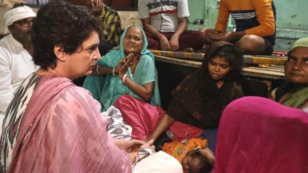 कांग्रेस नेता प्रियंका गांधी ने बुधवार यानी 20 अक्टूबर की रात में मृतक अरुण के परिवार से घर पर जाकर मुलाकात की. Priyanka Gandhi Agra