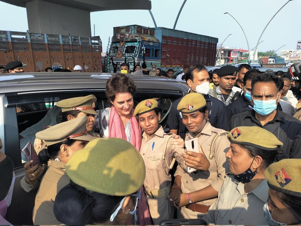 प्रियंका को रोकने के बाद महिला पुलिसकर्मियों ने उनके साथ सेल्फी भी ली. (फोटो आजतक) Priyanka
