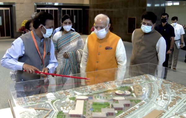 गति शक्ति योजना की समीक्षा करते पीएम मोदी. (तस्वीर- पीटीआई) Mega Gatishakti Master Plan