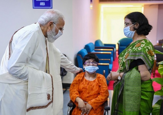 100 करोड़ टीके लगने के मौके पर एक हॉस्पिटल में पहुंचे पीएम मोदी. (फोटो-PTI) Pm Modi On Covid Vaccination Milestone