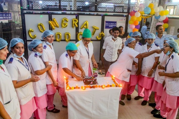 100 करोड़ टीका लगने का जश्न मनाता मेडिकल स्टाफ (फोटो-PTI) 100 Crore Covid 19 Vaccination Celebrations