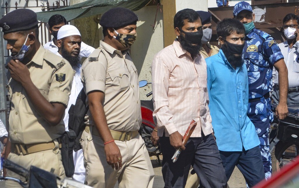 धमाके के 3 दोषियों को ले जाती पुलिस. (तस्वीर- पीटीआई) 2013 Gandhi Maidan Serial Blasts Case