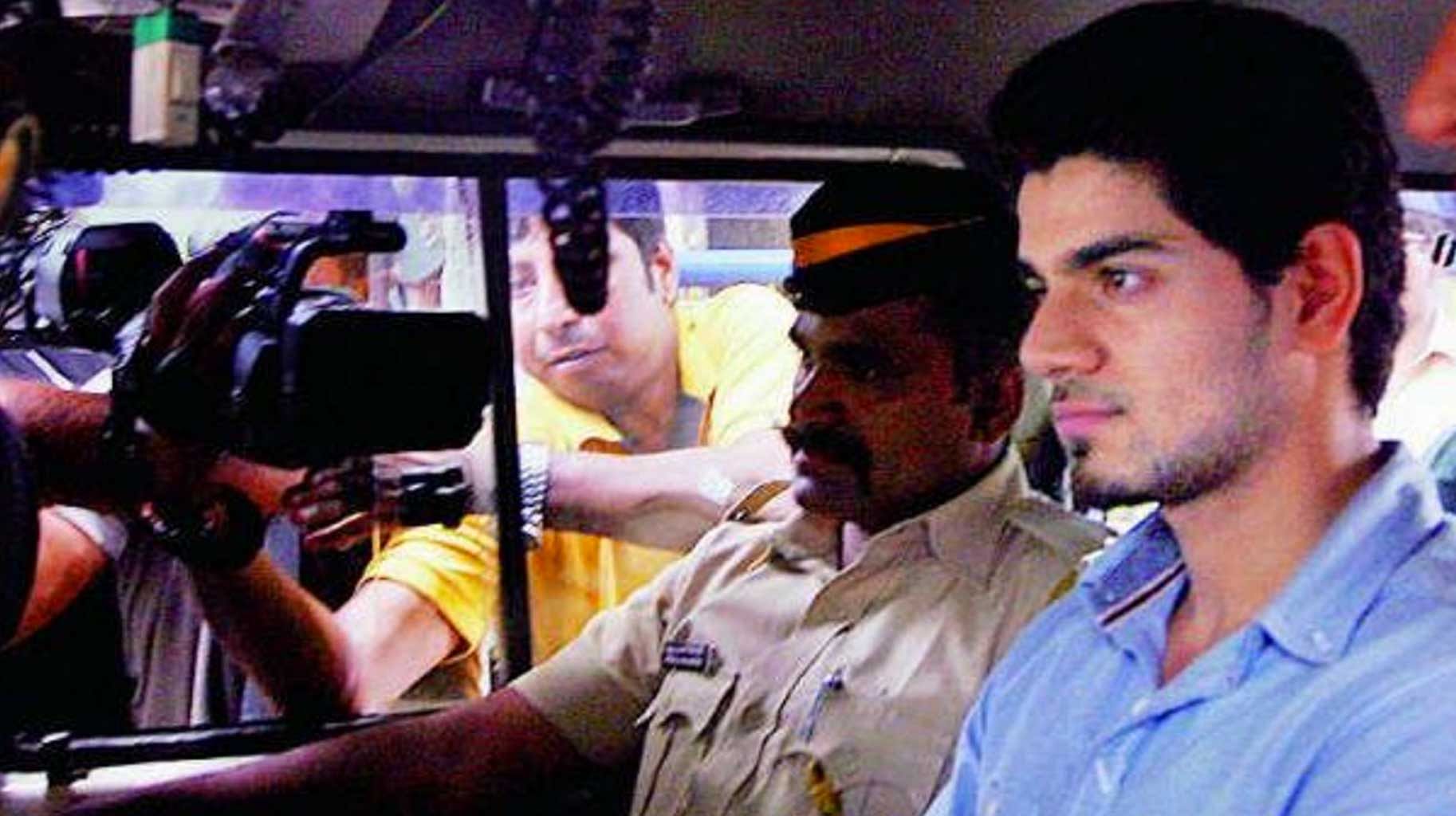 जिया खान आत्महत्या मामले में सूरज को गिरफ्तार करके ले जाती पुलिस. जिया खान आत्महत्या मामले में सूरज को गिरफ्तार करके ले जाती पुलिस.