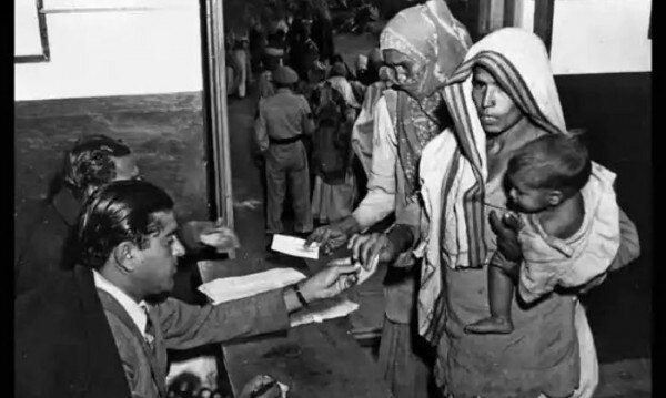 पहले लोकसभा चुनाव में निर्वाचन क्षेत्र में एक से अधिक सीटें भी हुआ करती थीं, इसलिए 489 स्थानों के लिए 401 निर्वाचन क्षेत्रों में ही चुनाव हुआ (तस्वीर: भारत सरकार) Untitled Design (1)
