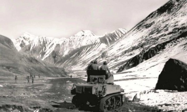 1948 कश्मीर संघर्ष के दौरान जोजिला दर्रे में स्टुअर्ट टैंक (फोटो: defenceforumindia) Untitled Design (4)