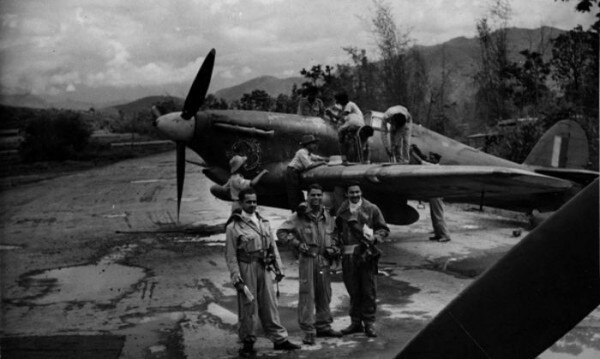 WW2 के दौरान बर्मा में एक मिशन के बाद भारतीय वायु सेना के पायलट (तस्वीर: Wikimedia) Untitled Design (5)