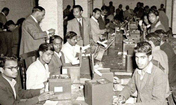 पहले लोकसभा चुनाव में निर्वाचन क्षेत्र में एक से अधिक सीटें भी हुआ करती थीं, इसलिए 489 स्थानों के लिए 401 निर्वाचन क्षेत्रों में ही चुनाव हुआ (सांकेतिक तस्वीर: भारत सरकार) Untitled Design (5)