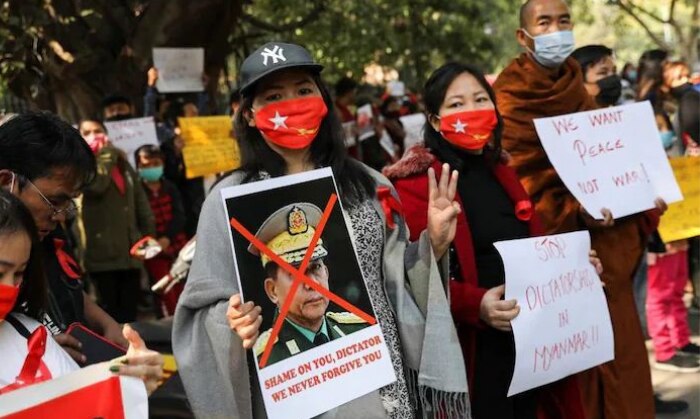 म्यांमार में सेना द्वारा तख्तापलट के बाद वहां के आर्मी चीफ़ के खिलाफ़ प्रदर्शन करते आम लोग (फोटो इंडिया टुडे ) म्यांमार में सेना द्वारा तख्तापलट के बाद वहां के आर्मी चीफ़ के खिलाफ़ प्रदर्शन करते आम लोग (फोटो इंडिया टुडे )