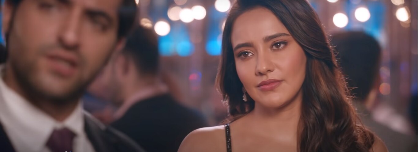 नेहा शर्मा लगातार एक्सपेरिमेंट्स करती जा रही हैं. ये देखने में इंट्रेस्टिंग होता कि निहारिका सच की तह तक कैसे पहुंची